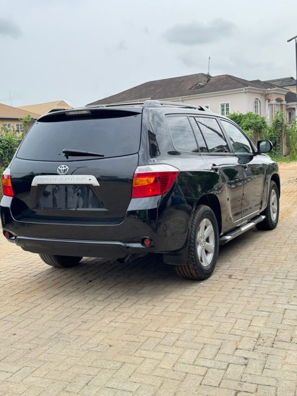 2010 Toyota Highlander Sport Edition - Image 2